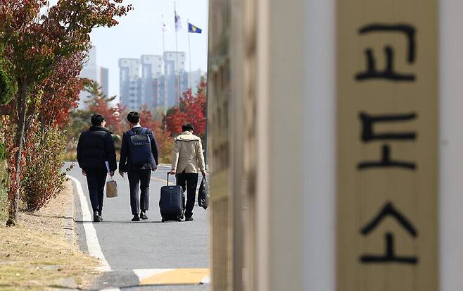 종교나 비폭력·평화주의 신념 등에 따른 병역거부자들을 위한 대체복무제가 처음 시행된 지난 2020년 10월 대전교도소 내 대체복무 교육센터에서 양심적 병역거부자 63명의 입교식이 열린 가운데 입교생들이 입교식장으로 이동하고 있다. 연합뉴스