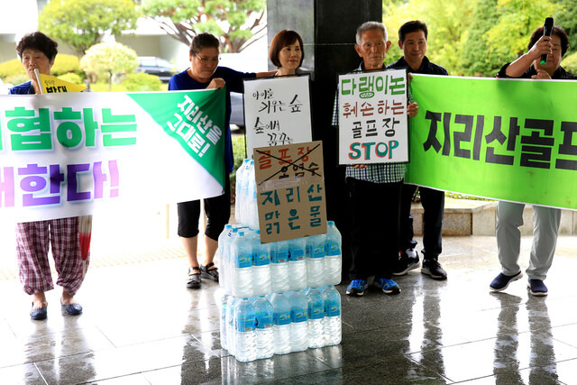 전남 구례군 산동면 사포마을 주민들이 18일 구례군청 앞에서 무단 벌목 원상복구와 골프장 추진 계획 취소 등을 요구하고 있다.사포마을회 제공