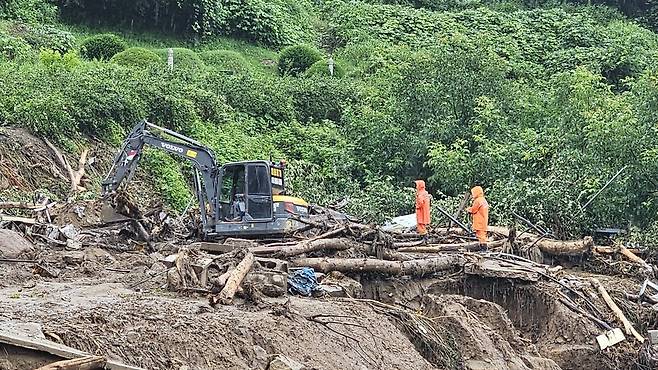 18일 경북 예천군 은풍면 금곡리에서 구조당국이 실종된 김아무개(68)씨 수색 작업을 하고 있다. 김영동 기자