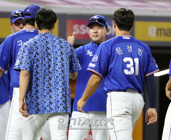 2023 KBO 프로야구 SSG랜더스와 삼성라이온즈의 경기가 31일 오후 인천SSG랜더스필드에서 열렸다. 3대 2로 승리한 삼성 박진만 감독이 선수들을 맞이하고 있다. 인천=김민규 기자 mgkim1@edaily.co.kr /2023.05.31/