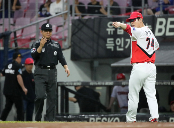 <yonhap photo-4399=""> 비디오판독 결과에 대해 항의하는 김종국 감독 (광주=연합뉴스) 조남수 기자 = 13일 광주기아챔피언스필드에서 열린 프로야구 삼성 라이온즈와 KIA 타이거즈의 경기. KIA 김종국 감독이 3회초 2사 1루 삼성 피렐라가 투수 땅볼 후 1루에서 세이프된 뒤 비디오판독에 대해 항의하고 있다. 2023.7.13 iso64@yna.co.kr/2023-07-13 19:36:51/ <저작권자 ⓒ 1980-2023 ㈜연합뉴스. 무단 전재 재배포 금지.></yonhap>