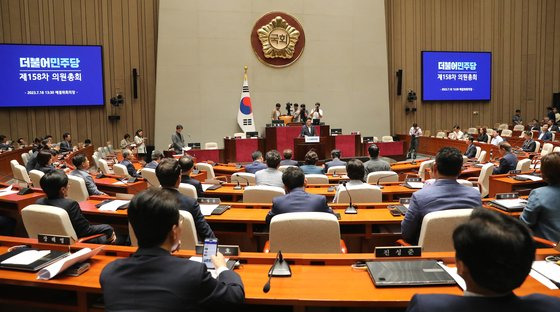 박광온 더불어민주당 원내대표가 18일 서울 여의도 국회에서 열린 의원총회에서 모두발언을 하고 있다. 뉴스1