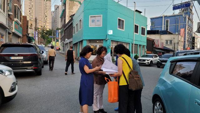 ▲ 강원여성인권지원공동체·춘천길잡이의집의  임원과 상담원들이 춘천 소양로 일대에서 점검업소를 살펴보고 있다.