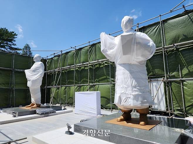 지난 5일 경북 칠곡군 가산면 다부동전적기념관에 설치된 이승만 전 대통령과 트루먼 전 미국 대통령 동상이 흰색 천으로 가려져 있다. 이 동상들은 5m가 넘는 짙은 녹색 장막에 가려져 있었다. 김현수 기자