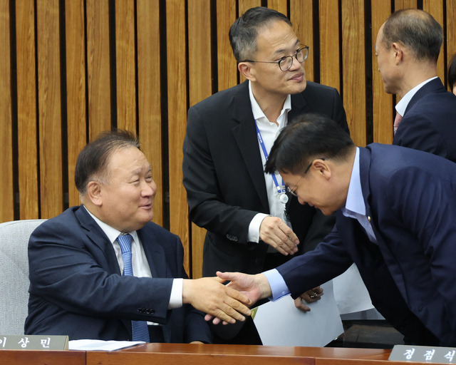 18일 국회에서 열린 대법관 임명동의에 관한 인사청문특별위원회에서 이상민 위원장이 정점식 의원과 인사하고 있다. 가운데는 박주민 의원. 연합뉴스