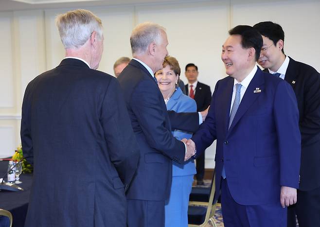 윤석열 대통령이 지난 11일(현지시간) 리투아니아서 열린 북대서양조약기구(NATO·나토) 정상회의에서 미국 상원의원들과 접견에 앞서 톰 틸리스 상원의원과 악수하고 있다. 연합뉴스