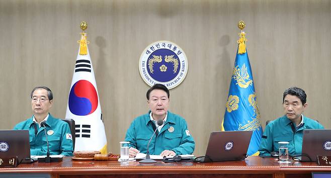 윤석열 대통령이 18일 서울 용산 대통령실 청사에서 열린 국무회의에서 발언하고 있다. 연합뉴스