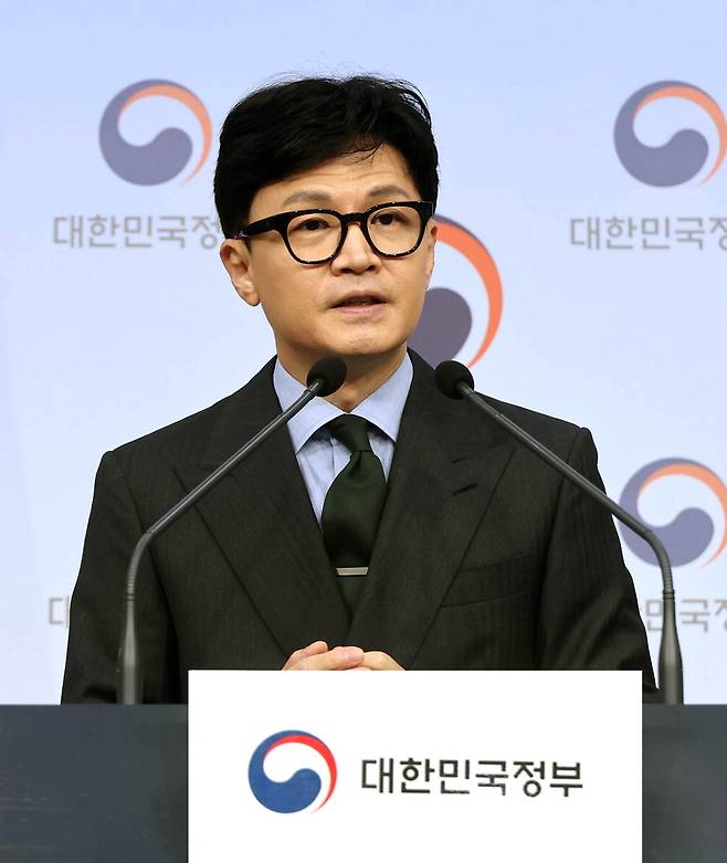 한동훈 법무부 장관이 18일 오전 정부서울청사 별관에서 엘리엇 국제투자분쟁(ISD) 판정에 대한 불복 절차를 개시했다고 발표한 뒤 취재진의 질문에 답하고 있다. 이충우 기자