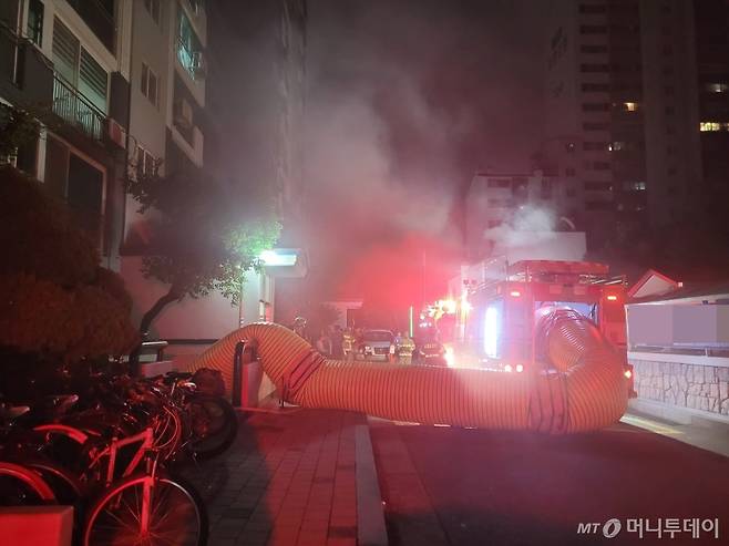 지난 16일 서울 성동구의 한 아파트 지하주차장에서 카니발 차량에 불이 났다. 화재 진압 후 지하주차장 내부 연기를 빼내는 모습. /사진=독자제공