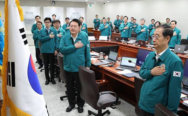 윤석열 대통령이 18일 서울 용산 대통령실 청사에서 열린 국무회의에서 국기에 대한 경례를 하고 있다. /사진=뉴시스