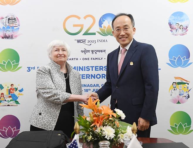 G20 재무장관 중앙은행총재 회의 참석차 인도 간디나가르를 방문 중인 추경호 경제부총리 겸 기획재정부 장관이 17일(현지시간) 마하트마 만디르 컨벤션센터(MMCC)에서 재닛 옐런 미국 재무장관과- 양자회담에 앞서 기념사진을 찍고 있다.[기획재정부 제공]