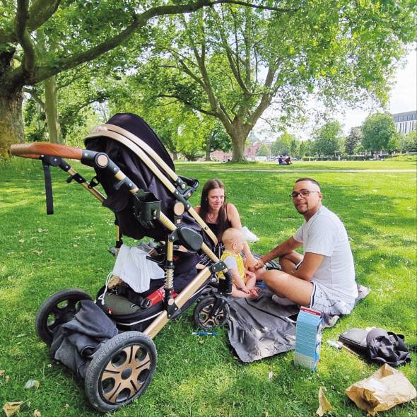 지난 6월 19일 10개월 된 딸 아미라 미란다 그린(amira miranda green)과 함께 독일 헤센주 비스바덴의 주립공원 ‘라이징어-안라겐(Reisinger-Anlagen)’에 소풍 나온 ‘아빠’ 웬디 그린(25·wendy green) 씨는 지난 5개월 동안 5000유로(약 700만원) 이상의 출산급여를 받았다고 했다. 독일은 실질소득의 67%를 지급하는 ‘부모수당(엘테른겔트)’을 12개월간 지급하며, 부모가 함께 육아휴직을 하면 최대 14개월 동안 지급한다. 김용훈 기자