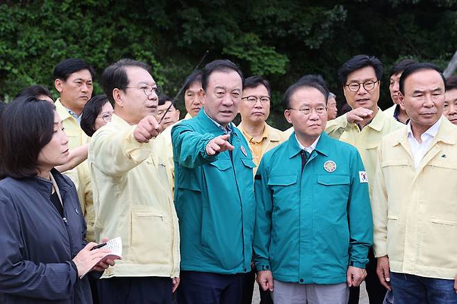 [서울=뉴시스] 고범준 기자 = 윤재옥(오른쪽 두번째) 국민의힘 원내대표가 16일 충북 괴산 수해현장을 방문해 관계자들로부터 상황 설명을 듣고 있다. (사진=괴산군 제공) 2023.07.16. photo@newsis.com *재판매 및 DB 금지