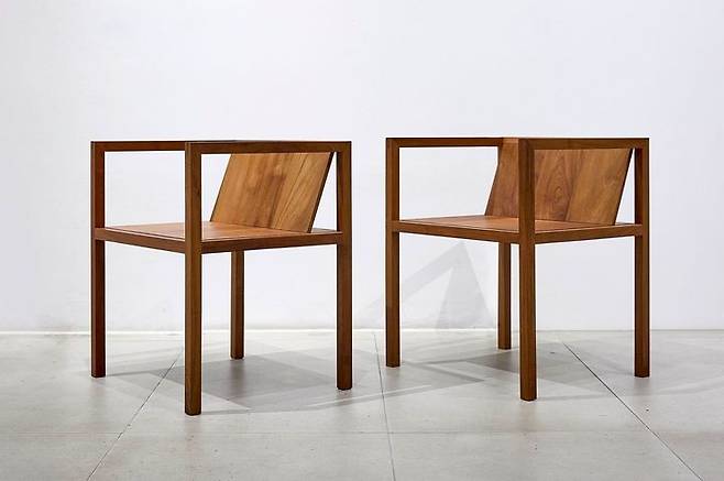 승효상, <수도사 의자 1 (2 works)>, wood, each 48.0×57.0×66.0(h)cm, 240만~400만원 *재판매 및 DB 금지