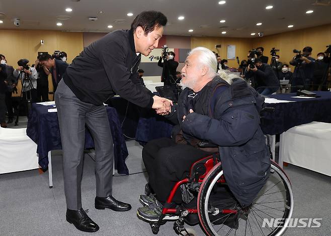 [서울=뉴시스] 김금보 기자 = 오세훈 서울시장이 지난3월2일 서울 중구 서울시청에서 열린 전국장애인차별철폐연대 간담회를 마치고 박경석 대표와 인사를 나누고 있다. (공동취재사진) 2023.07.18. photo@newsis.com