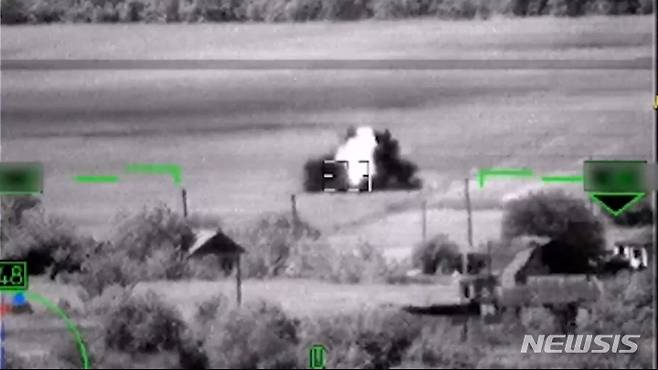 [도네츠크=AP/뉴시스] 대반격에 나선 우크라이나군이 서방이 지원한 레오파르트 전차와 브래들리 전투 차량의 3분의 1을 잃었다고 미 뉴욕타임스(NYT)가 보도했다. 사진은 러시아 미사일에 파괴되는 우크라이나군 전차 모습으로 러시아 국방부가 지난달 공개했다. 2023.07.18.