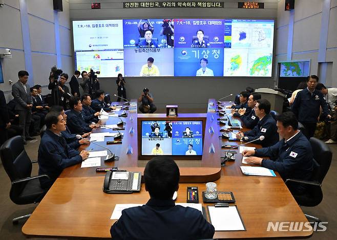 [서울=뉴시스] 국회사진기자단 = 김기현 국민의힘 대표가 18일 서울 종로구 중앙재난안전대책본부 서울상황센터를 방문해 회의를 주재하고 있다.  2023.07.18. photo@newsis.com