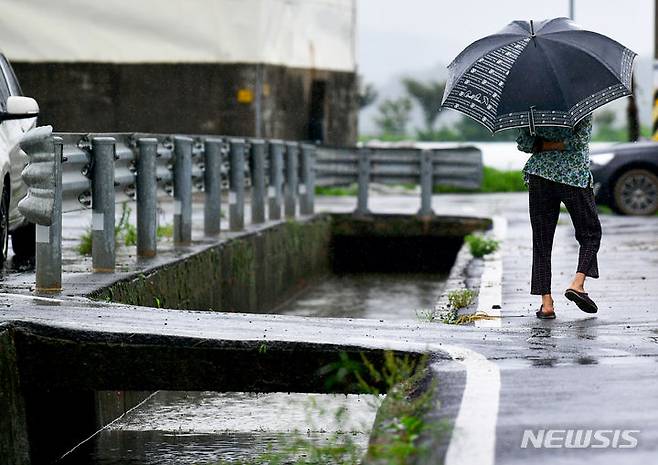 [곡성=뉴시스] 이영주 기자 = 전남 곡성군 금곡교 주변에 홍수주의보가 내려진 18일 오전 곡성군 금곡교 주변 장선리 주민들이 불어난 농수로 주변에서 걷고있다. 2023.07.18. leeyj2578@newsis.com