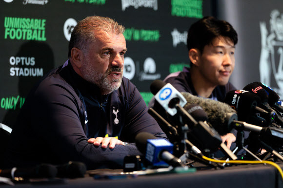 17일 호주 퍼스에서 열린 기자회견에 참석해 질문에 답하는 엔제 포스테코글루 토트넘 홋스퍼 감독. 퍼스=EPA연합