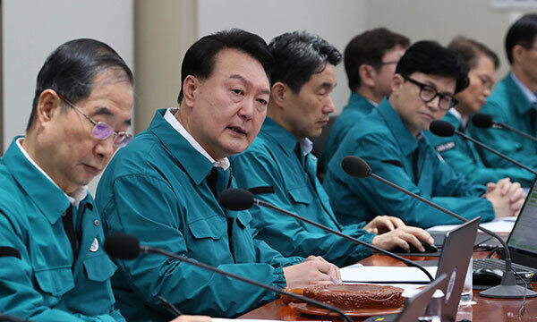 윤석열 대통령이 18일 서울 용산 대통령실 청사에서 열린 국무회의를 주재하고 있다. 윤 대통령은 이날 모두발언에서 “정부는 모든 가용자원을 총동원해 구조와 복구작업, 피해자 지원을 속도감 있게 추진해야 한다”고 강조했다. 대통령실사진기자단