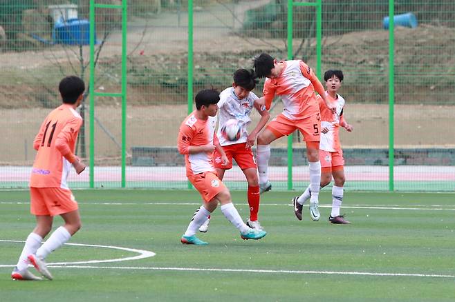 울진군에서 열린 축구대회에 참가한 선수들이 경기를 치르고 있다. 울진군 제공