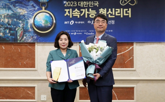 지난 14일 ‘2023 대한민국 지속가능 혁신리더’ 시상식에서 박성연 의원(왼쪽)이 의정 부문 상을 받은 뒤 진상현(오른쪽) 머니투데이 상무와 기념촬영을 하고 있다.