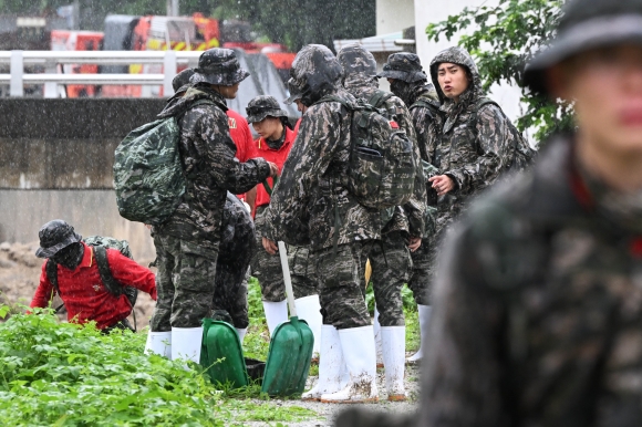 18일 경북 예천군 감천면 벌방리에서 해병대 장병들이 실종자 수색에 나서고 있다. 2023.7.18 예천 홍윤기 기자