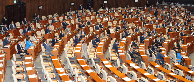 지난달 30일 국회 본회의에서 이태원참사 특별법 신속처리안건 지정 후 야당 의원들이 손뼉을 치고 있다. 여당은 표결에 불참했다. 연합뉴스