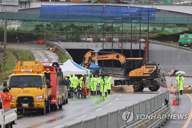 오송 지하차도, 희생자 수색 마치고 정리작업 중 (청주=연합뉴스) 서대연 기자 = 18일 오전 미호천 제방 유실로 침수된 충북 청주시 오송읍 궁평2지하차도 수색구조현장에서 소방·경찰 등 관계자들이 내부 정리작업 및 유류품 수색을 하고 있다, 2023.7.18 dwise@yna.co.kr