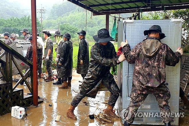 수해복구 구슬땀 흘리는 육군 32사단 장병들 (공주=연합뉴스) 육군 제32사단 백룡부대 장병들이 18일 충남 공주시 소학동에서 지난 13∼15일 쏟아진 폭우로 침수된 가재도구를 들어내고 있다. 2023.7.18 [육군 32사단 제공. 재판매 및 DB 금지] sw21@yna.co.kr