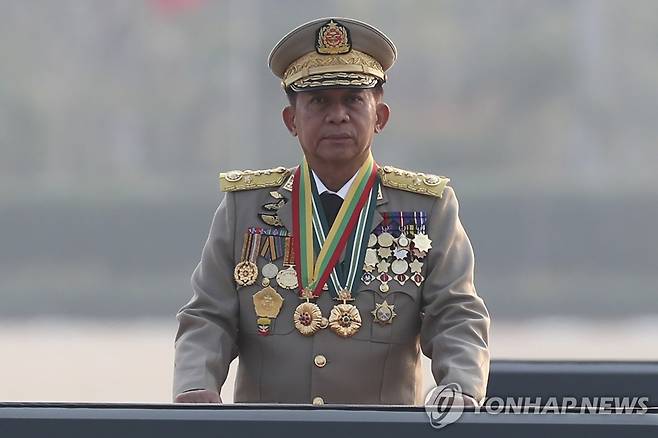 사열하는 민 아웅 흘라잉 미얀마군 총사령관 [AP. 연합뉴스 자료 사진. 재판매 및 DB 금지]