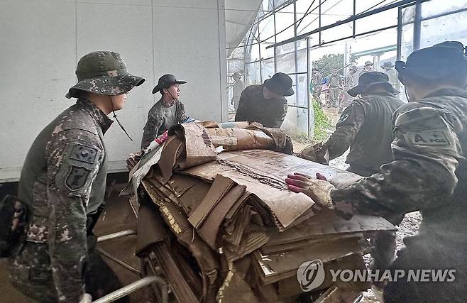 수해복구 구슬땀 흘리는 육군 장병들 [연합뉴스 자료사진]