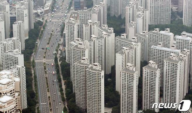 서울 송파구 롯데월드타워 서울스카이 전망대에서 바라본 아파트 단지. 2023.7.4/뉴스1 ⓒ News1 김민지 기자