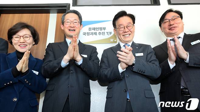 지난 2019년 경기도청에서 열린 '문재인정부 국정과제 추진 TF현판식'에서 이재명 경기도지사,(사진 맨 오른쪽에서 두 번째) 이화영 평화부지사(사진 맨 오른쪽) 등 참석자들이 현판식을 하고 있다. 2019.1.28/뉴스1 ⓒ News1 조태형 기자