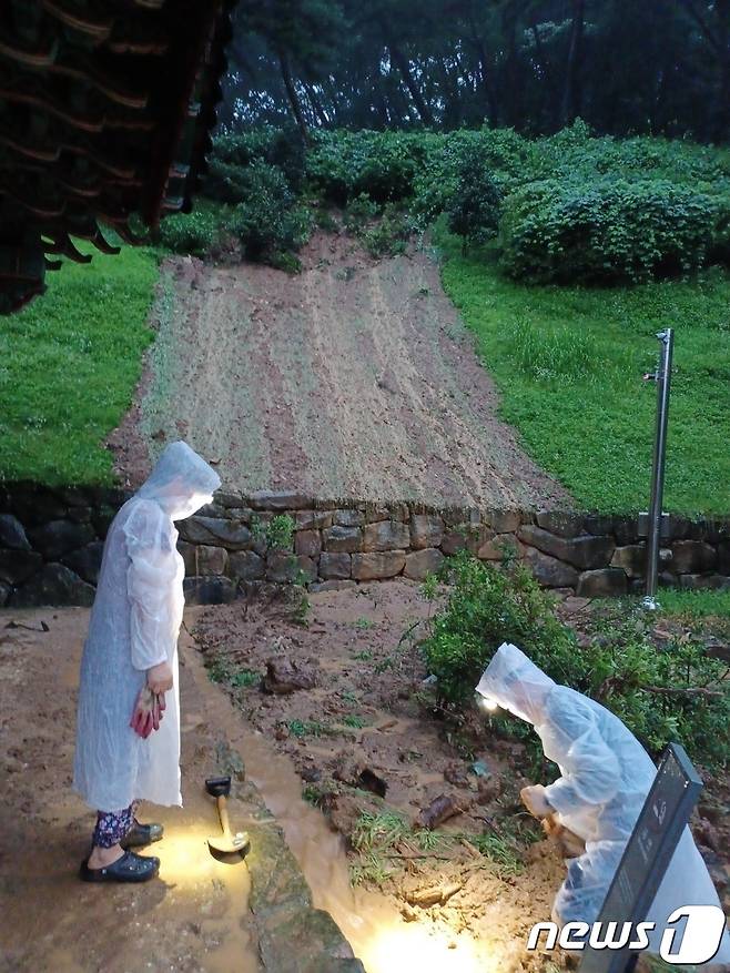 충북 청주시 관계자들이 수해를 입은 서원구 남이면 사동리 안심사에서 긴급 복구작업을 벌이고 있다.(청주시 제공).2023.7.19/뉴스1