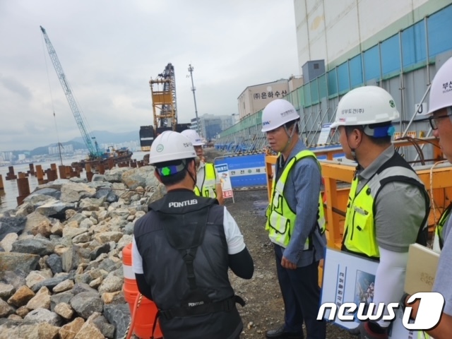 이상권 BPA부사장과 관계자들이 건설 현장을 찾아 안전 점검을 하고 있다(부산항만공사 제공)