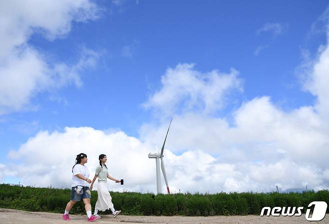 장맛비가 소강상태를 보인 19일 오전 경남 거창군 남상면 감악산 별바람언덕 일대에 파란 하늘이 펼쳐져 있다. (거창군 제공) 2023.7.19/뉴스1