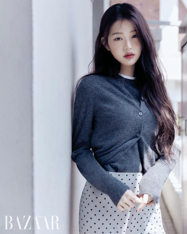 IVE Jang Won-young has released a pictorial with a neat atmosphere.Jang Won-young posted a photo of a magazine pictorial with colorful charm on his instagram on the 19th.The picture included a padded jumper, a mini skirt, a mint-colored cardigan, a knitwear and a half-coat.Jang Won-young has perfected the look of various moods with unique proportions and doll-like beauty.It also attracted attention by adding a mature atmosphere to its innocent charm.On the other hand, IVE, which Jang Won-young belongs to, released a new song I Want on the 17th.