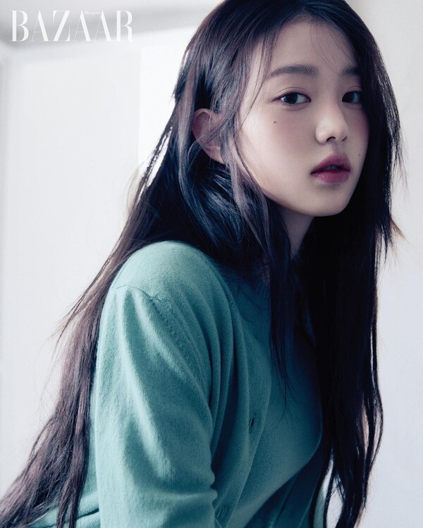 IVE Jang Won-young has released a pictorial with a neat atmosphere.Jang Won-young posted a photo of a magazine pictorial with colorful charm on his instagram on the 19th.The picture included a padded jumper, a mini skirt, a mint-colored cardigan, a knitwear and a half-coat.Jang Won-young has perfected the look of various moods with unique proportions and doll-like beauty.It also attracted attention by adding a mature atmosphere to its innocent charm.On the other hand, IVE, which Jang Won-young belongs to, released a new song I Want on the 17th.