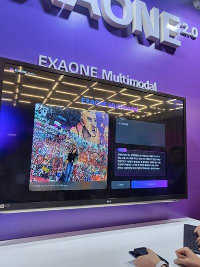 LG 관계자들이 19일 서울 마곡 LG사이언스파크 컨버전스홀에서 열린 LG AI 토크 콘서트 이후 엑사원 2.0을 시연하고 있다. (사진=윤아름 기자)