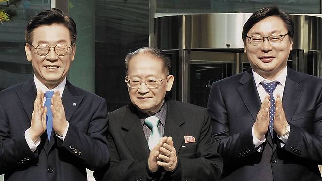 북한 리종혁(가운데) 조선아태위 부위원장이 지난 2018년 11월 ‘제1회 아시아·태평양의 평화·번영을 위한 국제 대회’참석을 위해 경기도를 방문해 당시 이재명(왼쪽) 경기지사, 이화영(오른쪽) 경기도 평화부지사와 기념 촬영을 하고 있다. /연합뉴스