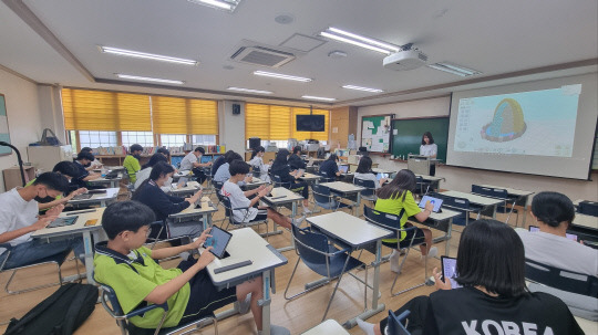 성덕중학교 학생들을 대상으로 한밭대학교가 '찾아가는 창의력 사고 체험 교실'을 운영하고 있다. 사진=한밭대 제공