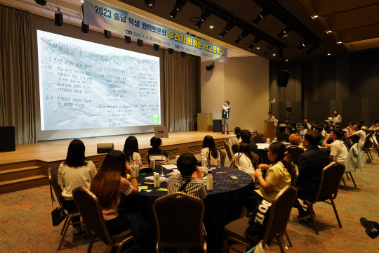 학생 원탁토론회에서 참가 학생이 학생자치 활동 활성화 등에 관한 대안을 설명하고 있다.