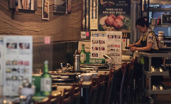 서울시내의 한 식당에서 종업원이 음식을 정리하고 있다.ⓒ뉴시스