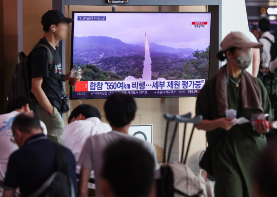 북한이 동해상으로 단거리 탄도미사일(SRBM) 2발을 발사한 19일 시민들이 서울역 대합실에서 관련 뉴스를 시청하고 있다. 연합뉴스