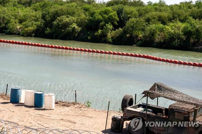 미국·멕시코 국경 리오그란데 강(멕시코명 리오브라보)에 설치된 '수중 장벽' 부표/사진=연합뉴