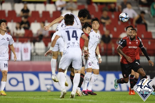 김보용(가운데, 부천FC1995). 한국프로축구연맹 제공