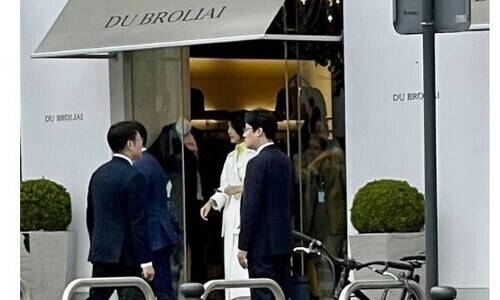 리투아니아 매체 ＜주모네스＞가 12일(현지시각) 김건희 여사가 수도 빌뉴스의 현지 옷가게를 방문한 사실을 보도했다. 주모네스 누리집 갈무리