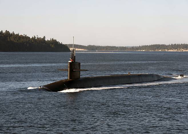 2016년 9월28일 오하이오급 핵추진 탄도미사일잠수함 켄터키함(SSBN-737)이 통상적 전략억제 정찰 임무를 마치고 미국 워싱턴주의 푸젯만의 해군기지로 돌아오고 있다. 미 해군 누리집 갈무리