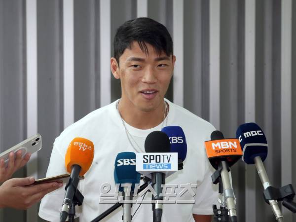 잉글랜드 프로축구 울버햄프턴 황희찬이 12일 오전 소속팀 합류를 위해 인천국제공항을 통해 영국 런던으로 출국하며 취재진들과 인터뷰하고 있다. 인천국제공항=정시종 기자 capa@edaily.co.kr /2023.07.12.